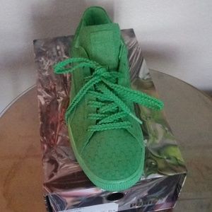 1 pair of green pumas